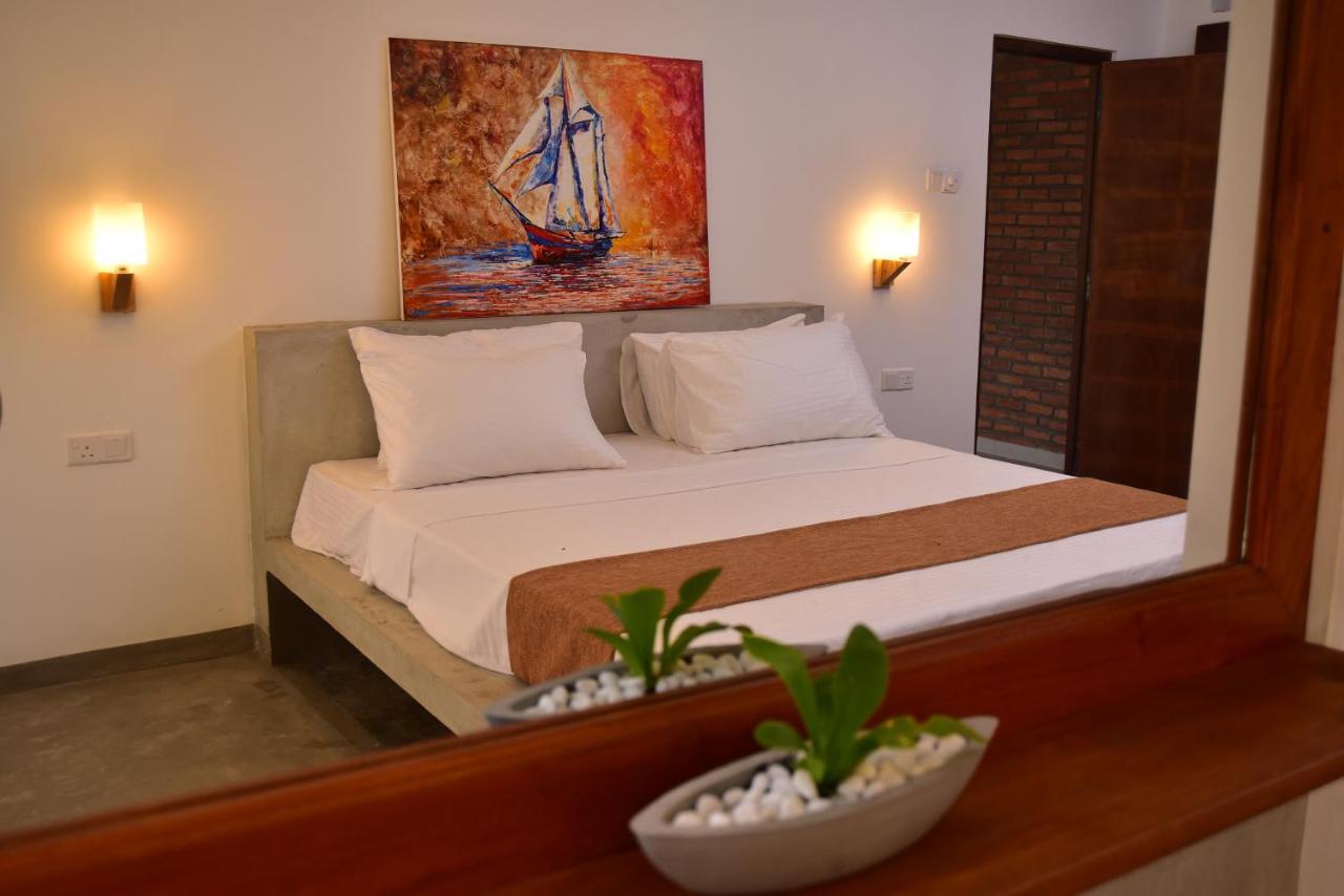 Lily Holiday Apartments Hikkaduwa Exteriör bild